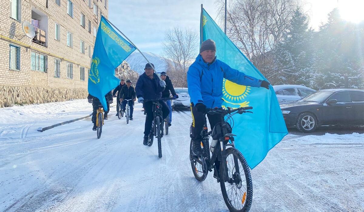 Жетісу облысында бір мезгілде Мемлекеттік Ту шеруімен велошабандоздар сайлауға барды