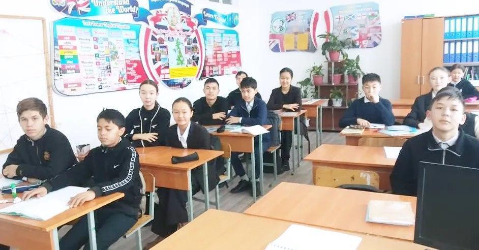 8"А" сынып оқушыларымен "Азаматтық жауапкершілік" тақырыбында сынып сағаты өтілді.