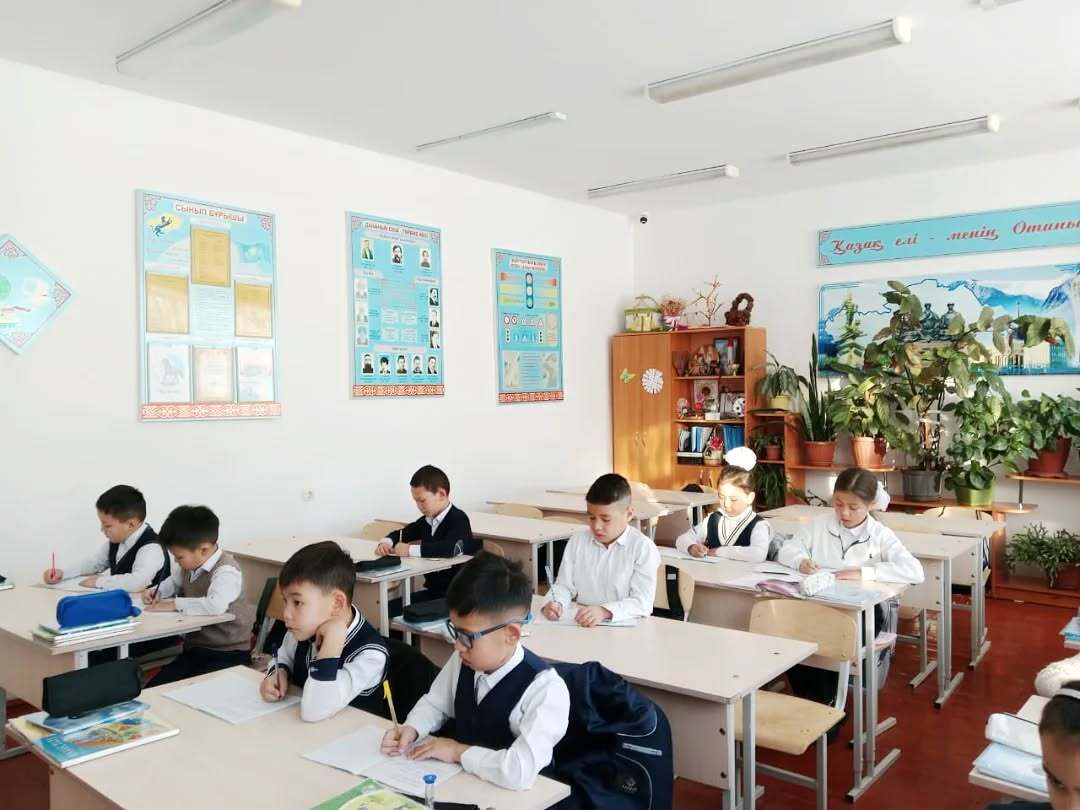 " 12 сәуір -Ғылым және Космонавтика күніне орай: "Ұлы өнер алғашқы қадам" тақырыбында сынып сағаты өтті.